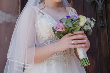 Şehirde bir buketi olan bir gelin.