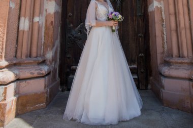 Şehirde bir buketi olan bir gelin.