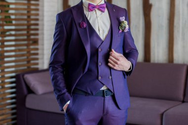 Mor takım elbiseli adam