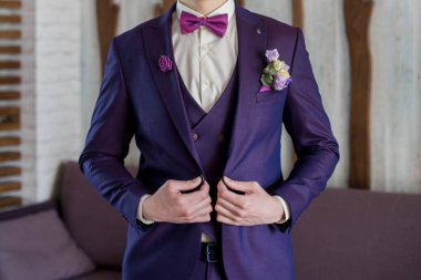 Mor takım elbiseli adam