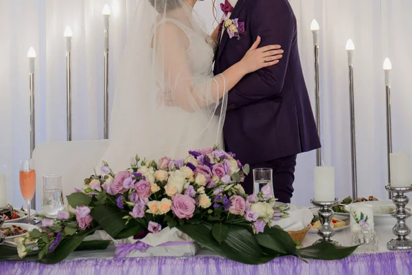 Braut Und Bräutigam Beim Bankett — Stockfoto