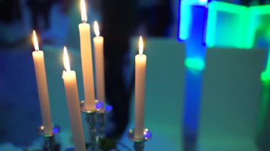 Mumlar restoranda yanar.