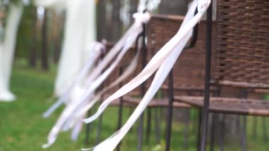 Tören için ormandaki dekorla kemer.