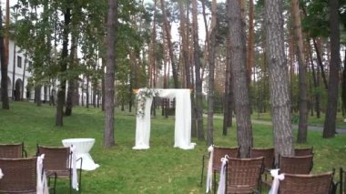 Tören için kemer ve ormanda sandalyeler.