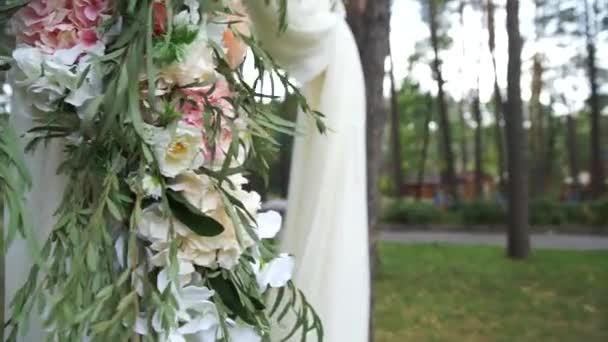 Båge För Ceremonin Med Stolar Skogen — Stockvideo