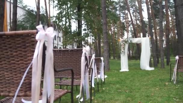 arche pour la cérémonie avec chaises dans la forêt 