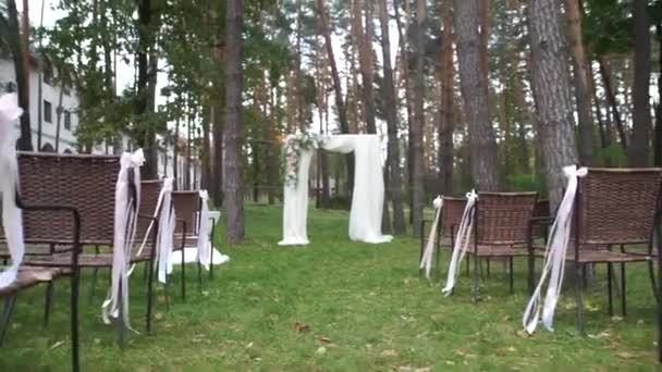 Łuk Ceremonii Krzesłami Lesie — Wideo stockowe