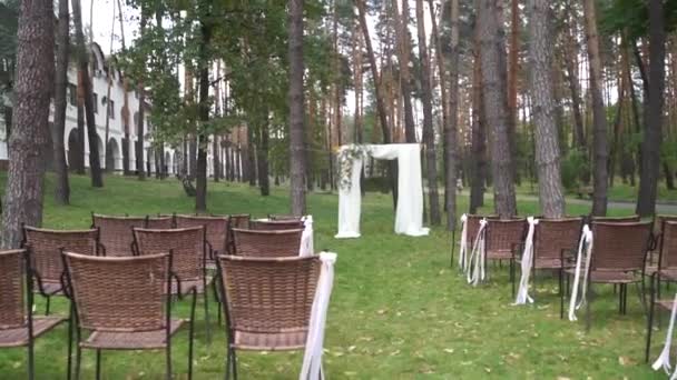 Arco Para Cerimônia Com Cadeiras Floresta — Vídeo de Stock