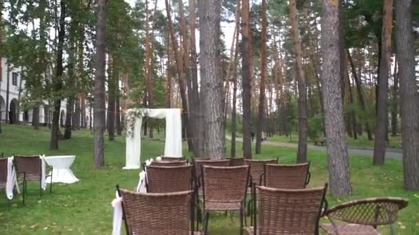 arche pour la cérémonie avec chaises dans la forêt 
