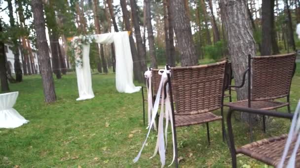 Arche Pour Cérémonie Avec Chaises Dans Forêt — Video