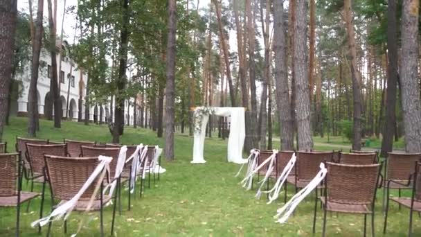 Båge För Ceremonin Med Stolar Skogen — Stockvideo