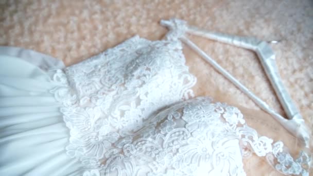 Bröllopsklänning Ligger Sängen — Stockvideo