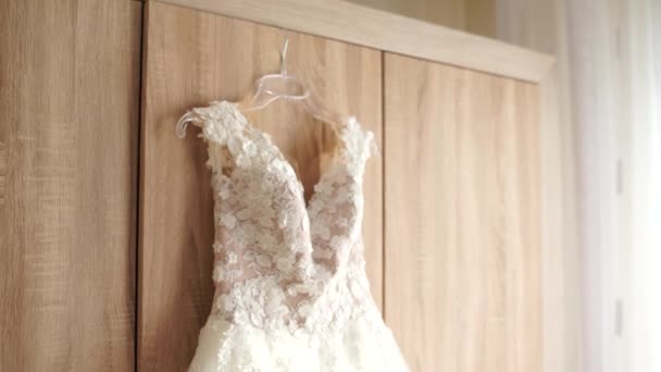 Robe Mariée Suspendue Sur Placard — Video