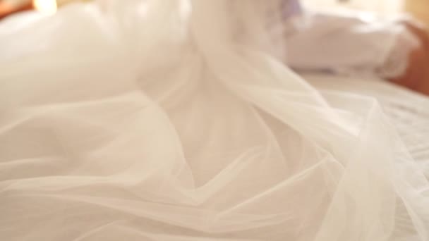 花嫁の近くのベッドの上のベール — ストック動画