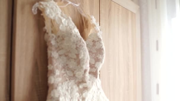 Robe Mariée Suspendue Sur Placard — Video