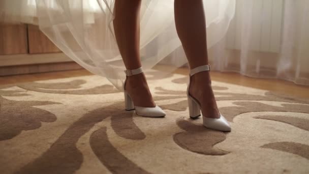 Menyasszony Cipőben Szobában — Stock videók