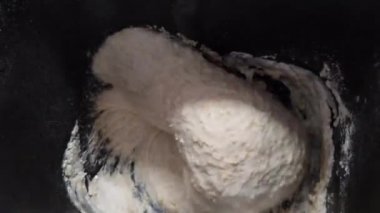 ekmek makinası hamur yoğurur