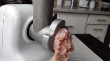 Et öğütücü mutfakta et büker.