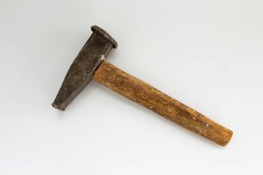 Beyaz arka planda klasik çekiç.