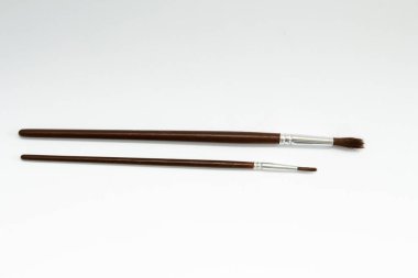 Beyaz arkaplanda resim yapmak için fırçalar