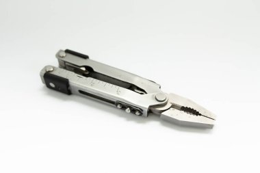 beyaz arkaplanda sıkıştırılmış pense