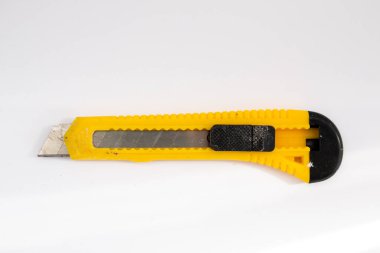 Beyaz arka planda sarı ofis bıçağı