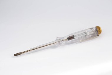 Beyaz arkaplanda elektrik testi tornavida