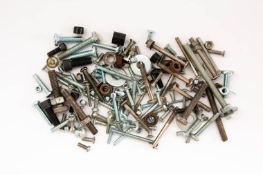 Beyaz arkaplanda cıvata ve fındık ayrıntıları