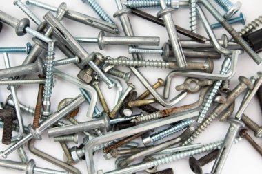 Beyaz arkaplanda cıvata ve fındık ayrıntıları