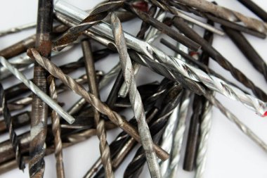 Beyaz arkaplanda farklı eski matkaplar