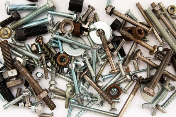 Beyaz arkaplanda cıvata ve fındık ayrıntıları