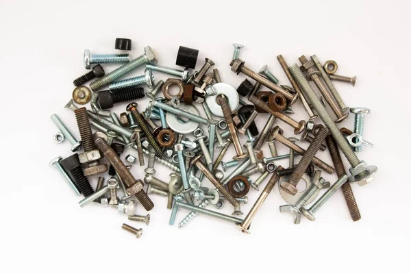 Beyaz arkaplanda cıvata ve fındık ayrıntıları