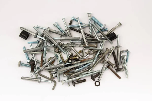 Beyaz arkaplanda cıvata ve fındık ayrıntıları