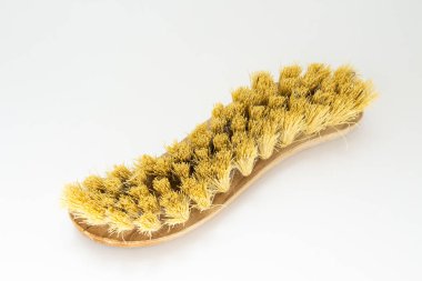 Beyaz arka planda ahşap temizlik fırçası