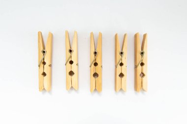 beyaz arkaplanda mandallar