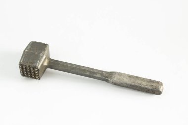 Beyaz arkaplanda çekiç.