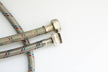 Beyaz arka planda eski metal hortum