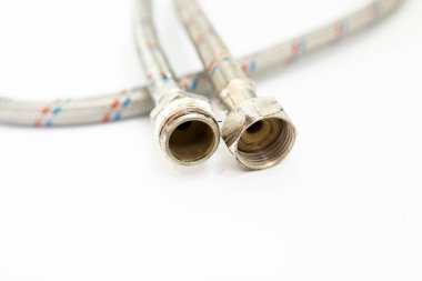 Beyaz arka planda eski metal hortum