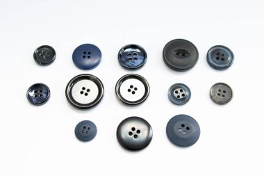 Beyaz arkaplandaki kıyafetler için düğmeler