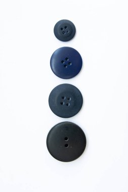 Beyaz arkaplandaki kıyafetler için düğmeler