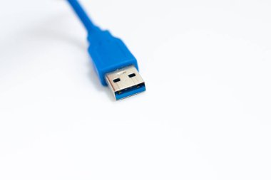 Beyaz arkaplanda mavi usb kablosu