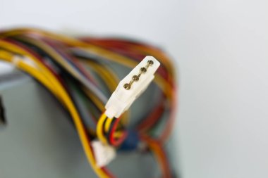 Beyaz arkaplanda bilgisayar güç konnektörü