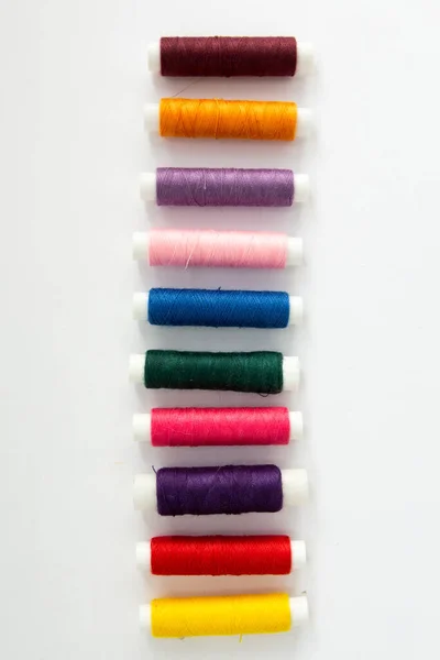 Carretes Hilos Multicolores Sobre Fondo Blanco — Foto de Stock
