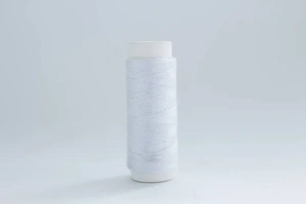 白い背景に白い糸のスプール — ストック写真