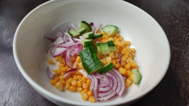 Salada Vegetal Uma Tigela Voltas Tempo — Vídeo de Stock