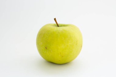 beyaz arkaplanda elma