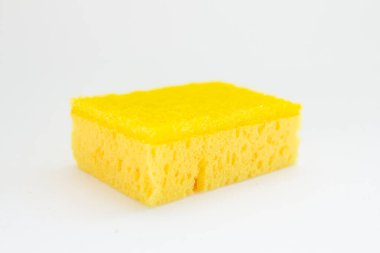 Beyaz arka planda bulaşık yıkamak için sarı sünger