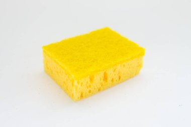 Beyaz arka planda bulaşık yıkamak için sarı sünger