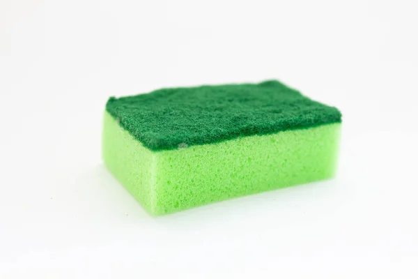 在白色背景上洗碗用的绿色海绵 — 图库照片