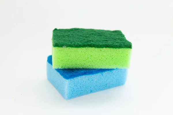 白色背景上的绿色和蓝色洗碗海绵 — 图库照片